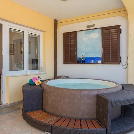 Апартаменты Two Bedroom Romeo With Hot Tub And Sea View *