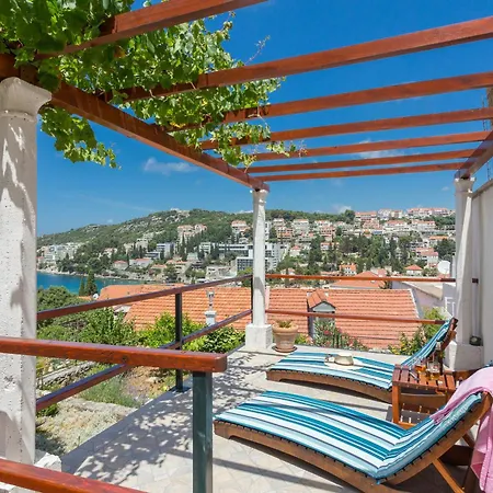 Two Bedroom Romeo With Hot Tub And Sea View Daire
