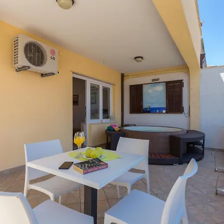 Two Bedroom Romeo With Hot Tub And Sea View