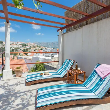 Two Bedroom Romeo With Hot Tub And Sea View