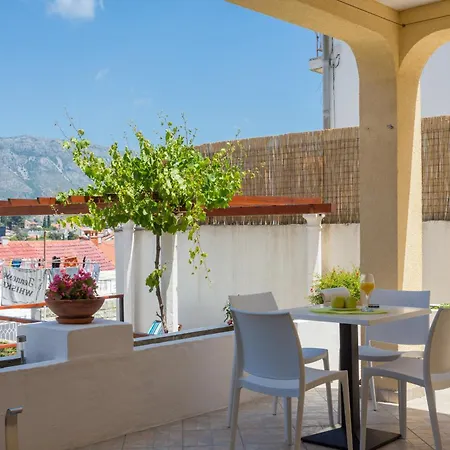Апартаменты Two Bedroom Romeo With Hot Tub And Sea View