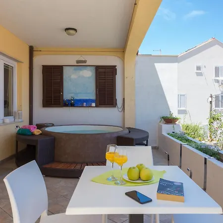 Two Bedroom Romeo With Hot Tub And Sea View Daire *
