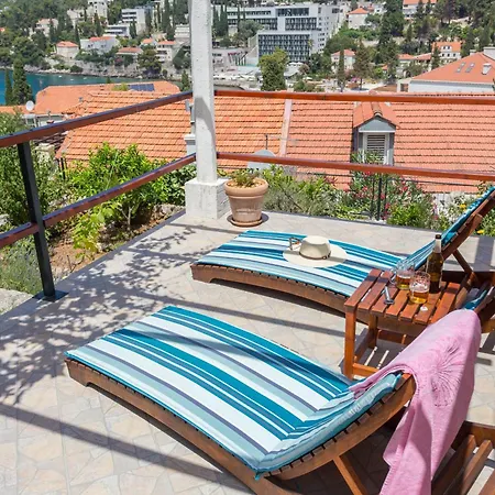 Апартаменты Two Bedroom Romeo With Hot Tub And Sea View
