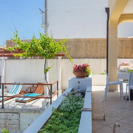 Two Bedroom Romeo With Hot Tub And Sea View