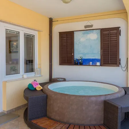 Two Bedroom Romeo With Hot Tub And Sea View Daire