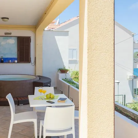 Daire Two Bedroom Romeo With Hot Tub And Sea View *