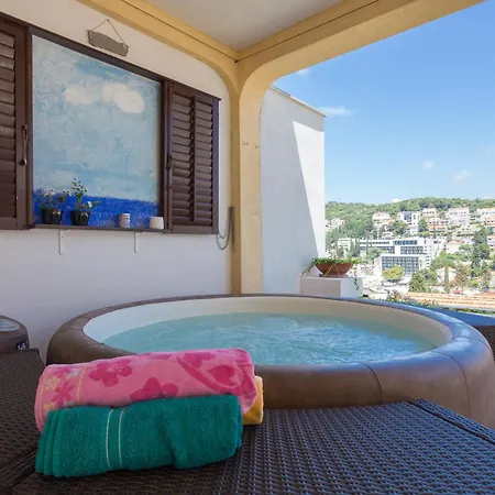 Two Bedroom Romeo With Hot Tub And Sea View