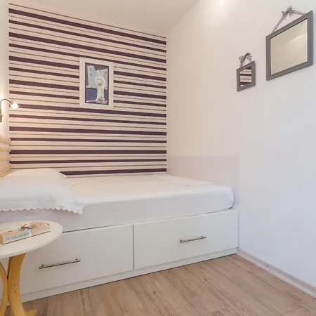 Two Bedroom Romeo With Hot Tub And Sea View *